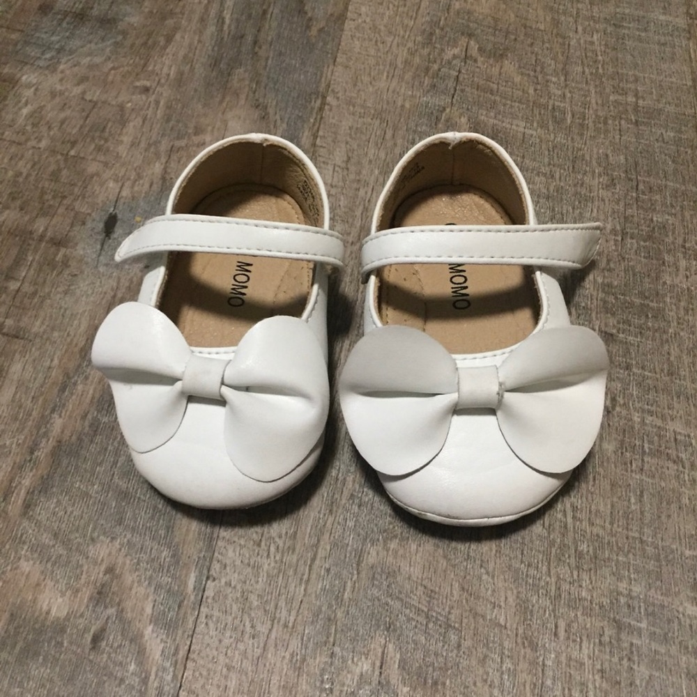 Otter momo white soft sole shoes